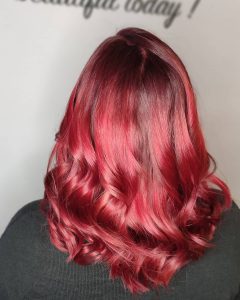 Värjätyt punaiset hiukset