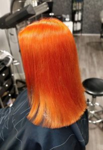 Värjätyt kirkkaan oranssit hiukset